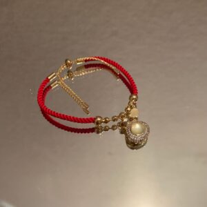 Red rope bracelet cat's eye stone pendant to ward off evil
